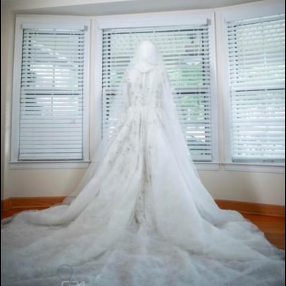 Wedding dress - Picture 3 of 9